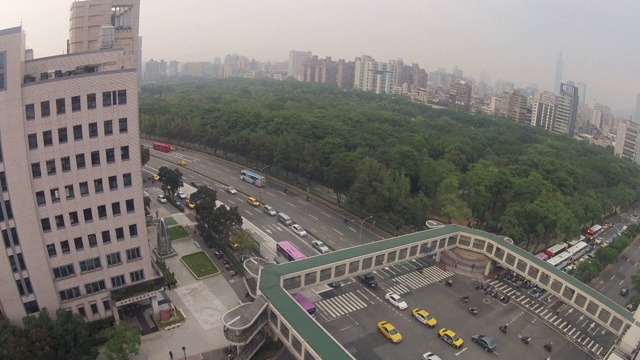 时间流逝人群穿过台北市区街道时间流逝视频素材