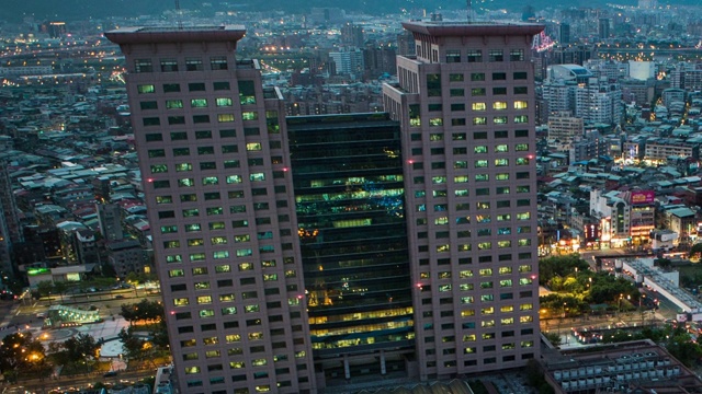 从白天到夜晚的时间流逝的航拍。台北市容建筑及街道视频素材