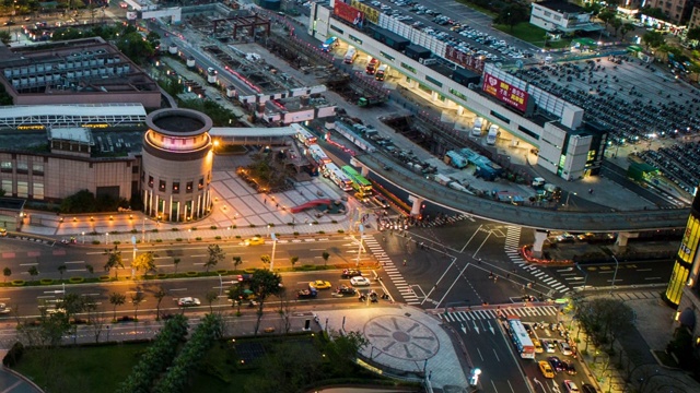 从白天到夜晚的时间流逝的航拍。台北市容建筑及街道视频素材