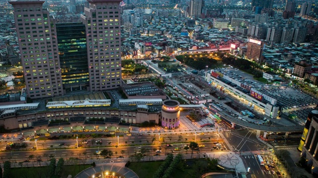 从白天到夜晚的时间流逝的航拍。台北市容建筑及街道视频素材