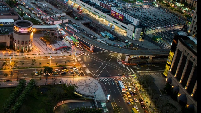 从白天到夜晚的时间流逝的航拍。台北市容建筑及街道视频素材