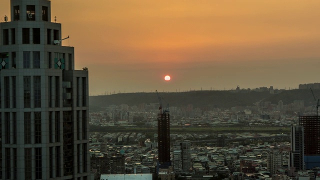 美妙的时间推移鸟瞰日落和橙色天空城市景观建筑视频素材