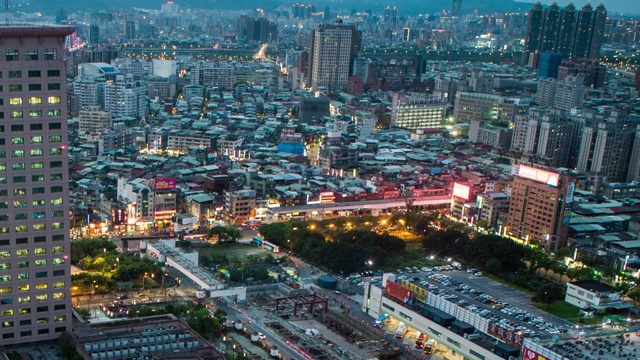 从白天到夜晚的时间流逝的航拍。台北市容建筑及街道视频素材