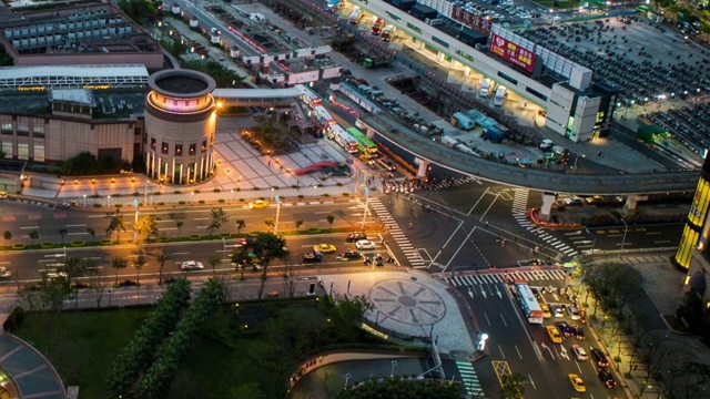 从白天到夜晚的时间流逝的航拍。台北市容建筑及街道视频素材