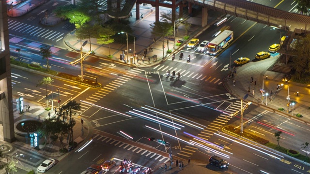 建筑街道与交通夜晚的延时空中，台北市景视频素材