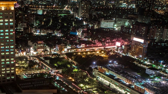 建筑街道与交通夜晚的延时空中，台北市景视频素材