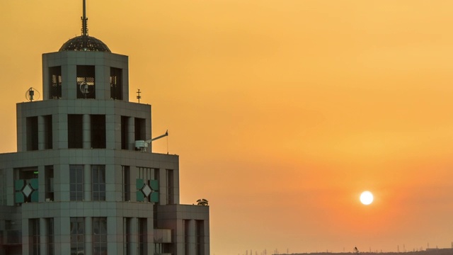 美妙的时间推移鸟瞰日落和橙色天空城市景观建筑视频素材