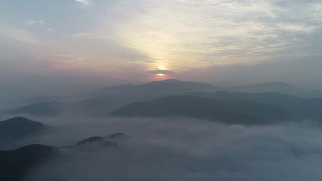 江原道永武根，云雾缭绕的山景视频素材