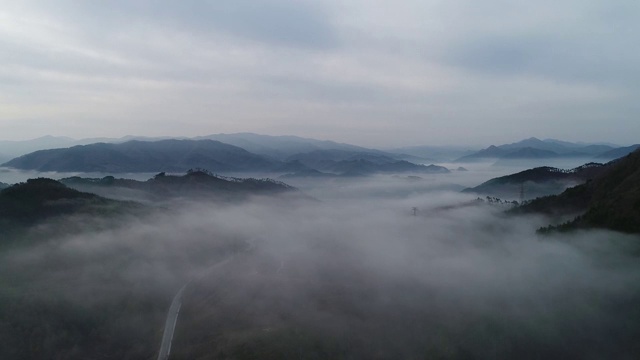 韩国江原道永武根，雾气缭绕的山景视频素材