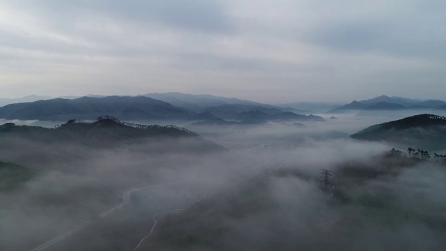 韩国江原道永武根，雾气缭绕的山景视频素材