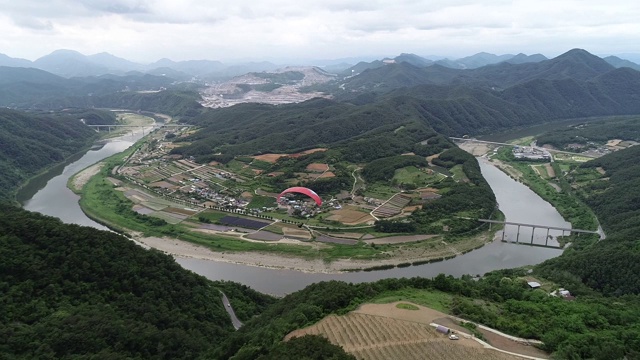 韩国忠清北道丹阳县上空的滑翔伞视频素材