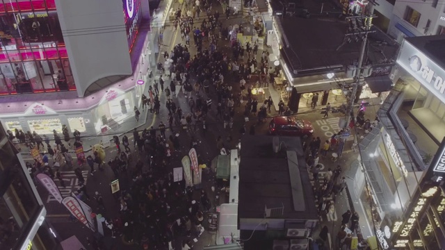 首尔麻婆谷区弘益大学附近主要街道的夜景视频素材