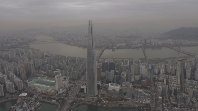 韩国首尔，乐天世界大厦周围的城市景观视频素材