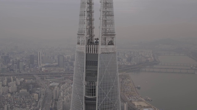 韩国首尔，乐天世界大厦周围的城市景观视频素材