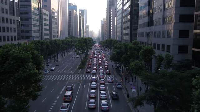 首尔江南区德黑兰路的摩天大楼和通勤者视频素材