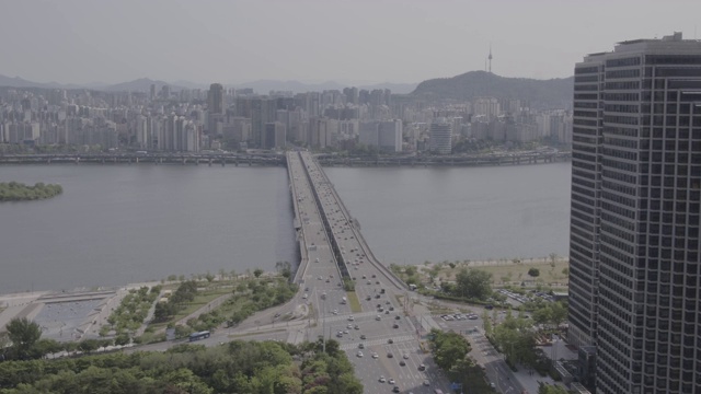 汉江上的麻浦大桥，首尔(后面是江北区的城市景观)视频素材