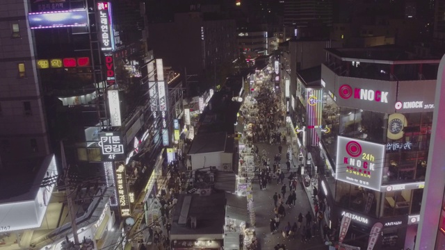 首尔麻婆谷区弘益大学附近主要街道的夜景视频素材