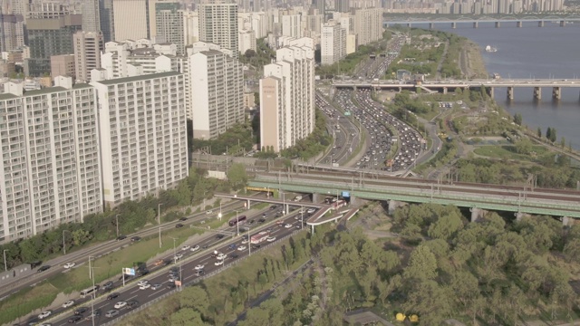 江边高速公路的交通和汉江附近的城市景观，首尔视频素材