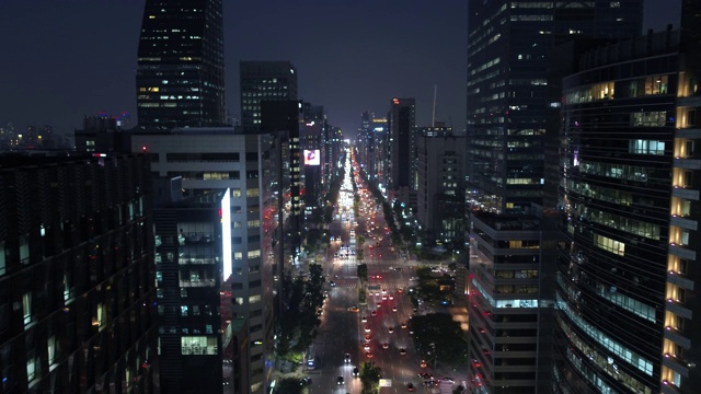 韩国首尔Yeoksam车站周边的夜景和交通视频素材