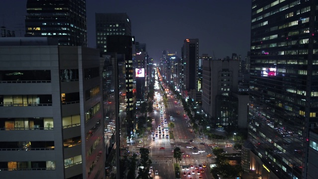 韩国首尔Yeoksam车站周边的夜景和交通视频素材