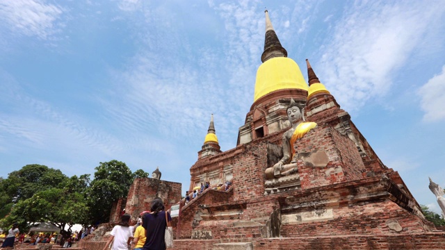 大城府历史公园的老佛像，寺庙的时间流逝在游客中间。泰国大城府Chaiwatthanaram寺视频素材