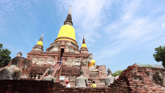 大城府历史公园的老佛像，寺庙的时间流逝在游客中间。泰国大城府Chaiwatthanaram寺视频素材