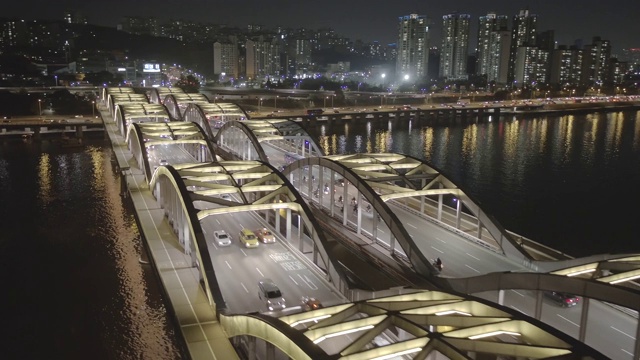 韩国首尔汉江韩港大桥夜间交通视频素材