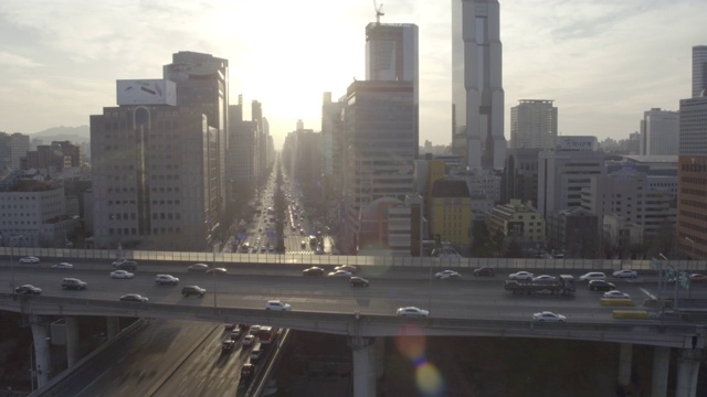 东步高速公路交通景观和首尔三城洞区城市景观视频素材