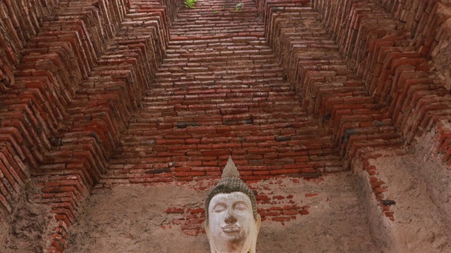 大城府历史公园的老佛像、寺庙。泰国大城府那空琅寺城堡。多莉拍摄幻灯片视频素材