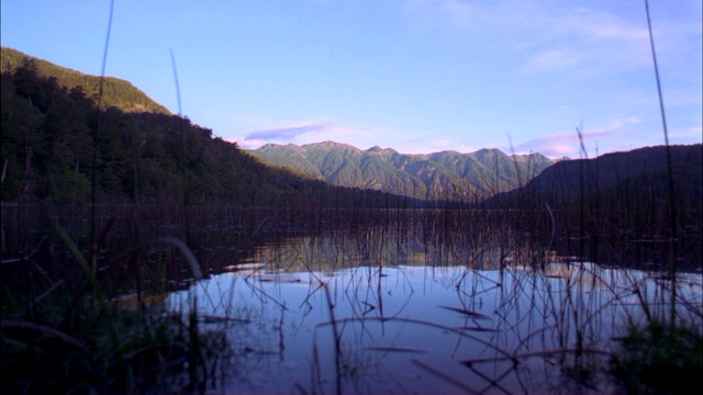 云在山湖上飘浮。视频素材