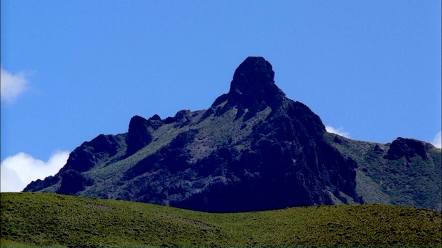 云层掠过巴塔哥尼亚崎岖的山峰。视频素材