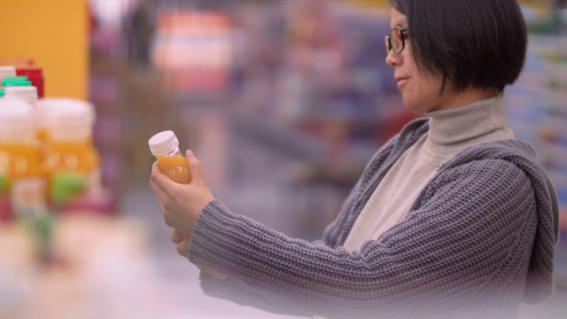 特写的怀孕亚洲妇女在超市购物视频素材