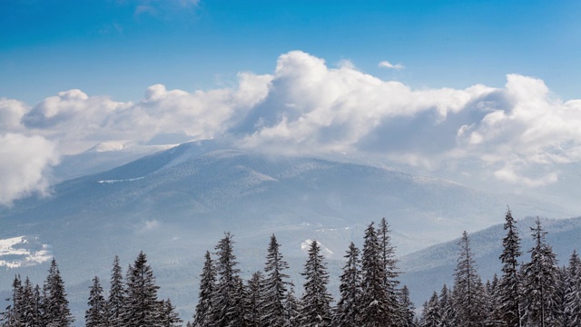 美丽的冬季景观和白雪覆盖的树木。冬天的山。视频素材