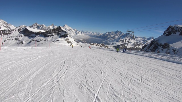 Cervinia,意大利。滑雪头盔的观点。滑雪的观点。在罗莎冰川的斜坡上滑雪。全景。冬季在意大利阿尔卑斯山布勒伊尔的滑雪胜地。美好的一天视频素材