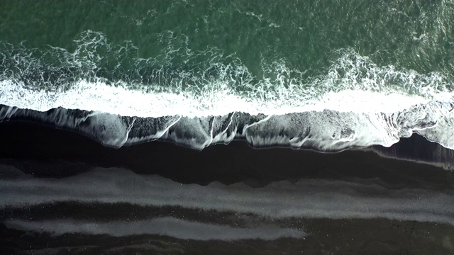 冰岛黑沙海滩鸟瞰图视频素材