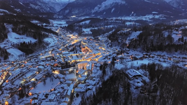 德国巴伐利亚的贝希特斯加登老城区被冬季积雪覆盖的夜景鸟瞰图。视频素材