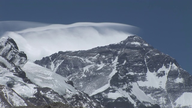 风从珠穆朗玛峰山顶吹起雪来。视频素材