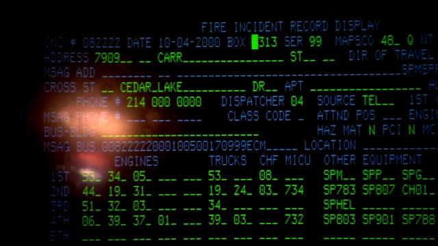 一个显示器在消防站显示信息。视频素材