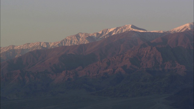 冰雪覆盖的山峰高耸于死亡谷之上。视频素材