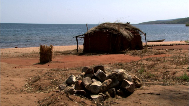 米松贝湾的海岸线上有一间小屋。视频素材