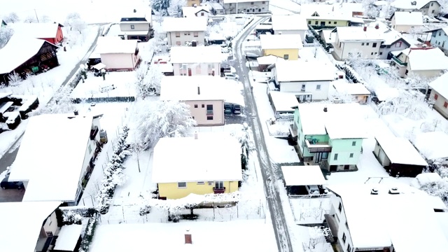 村子中间的一条被雪覆盖的狭窄道路视频素材