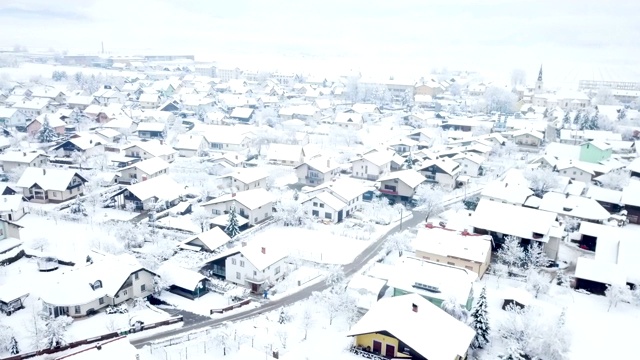 这是斯洛文尼亚这个小村庄的冬天视频素材
