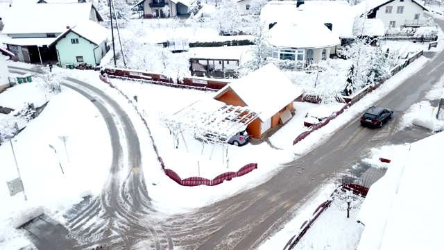 汽车在下雪的路上转弯视频素材