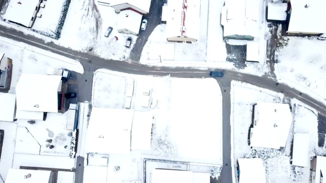 雪覆盖了这个村庄的花园和房子视频素材