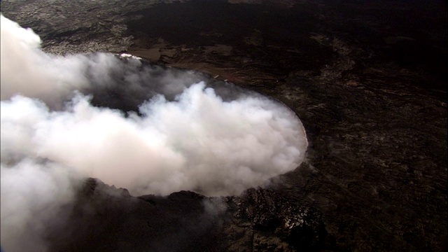 在夏威夷火山国家公园，一个火山口喷出蒸汽和火山灰。视频素材