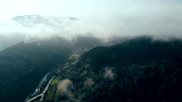 飞过群山。视频素材