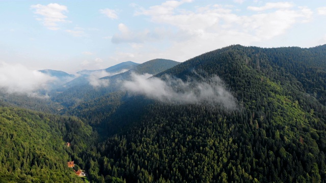 飞过群山。视频素材