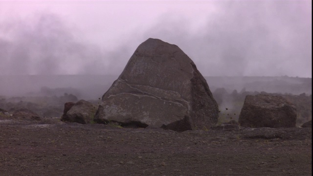 蒸汽从基拉韦厄火山口边缘的一块巨石上滚滚而过。视频素材