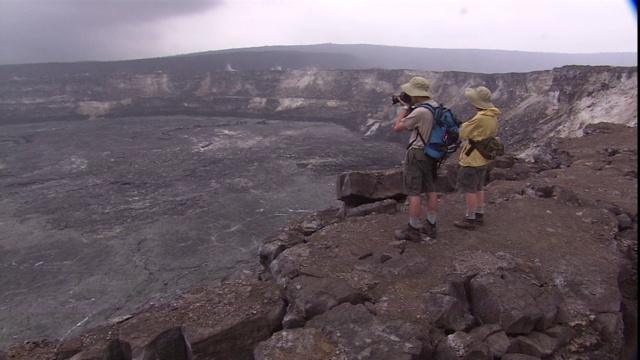 游客们在夏威夷火山国家公园眺望基拉韦厄火山口。视频素材