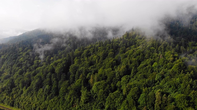 飞过群山。视频素材